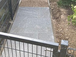 Weg mit Granitplatten